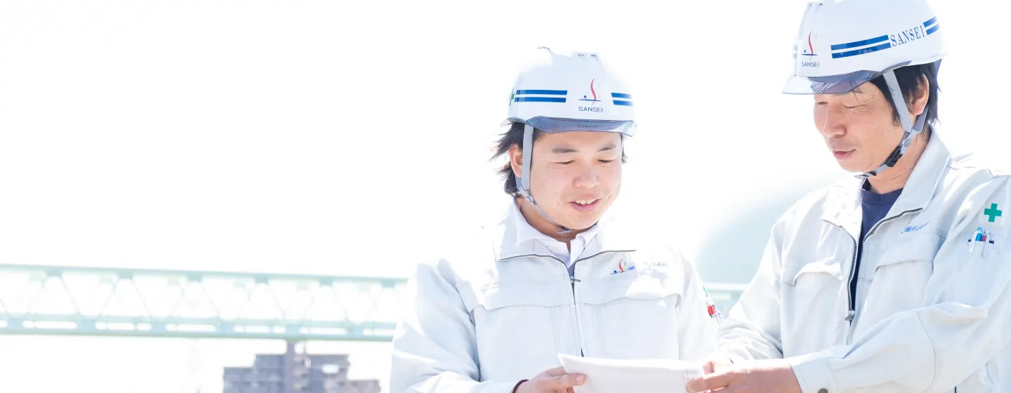 サンセイ建設の話し合うスタッフ