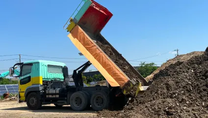 トラックから残土を放出