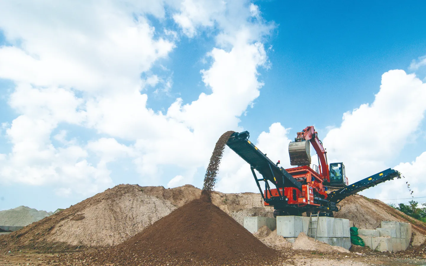 サンセイ建設 認定の残土貯留地内での作業風景